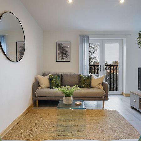 Large, Newly Renovated, Three Bedroom Town Centre Split Level Apartment With Free Parking, Sleeps Seven - Walking Distance To Beach ボーンマス エクステリア 写真