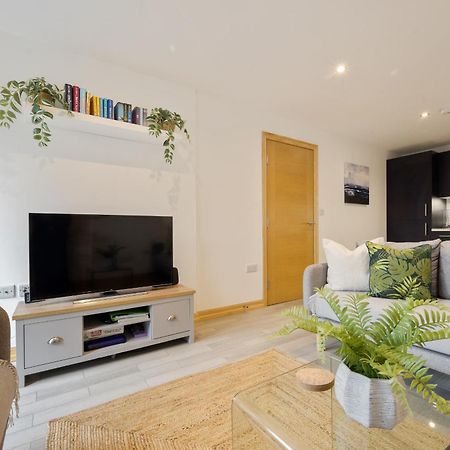 Large, Newly Renovated, Three Bedroom Town Centre Split Level Apartment With Free Parking, Sleeps Seven - Walking Distance To Beach ボーンマス エクステリア 写真