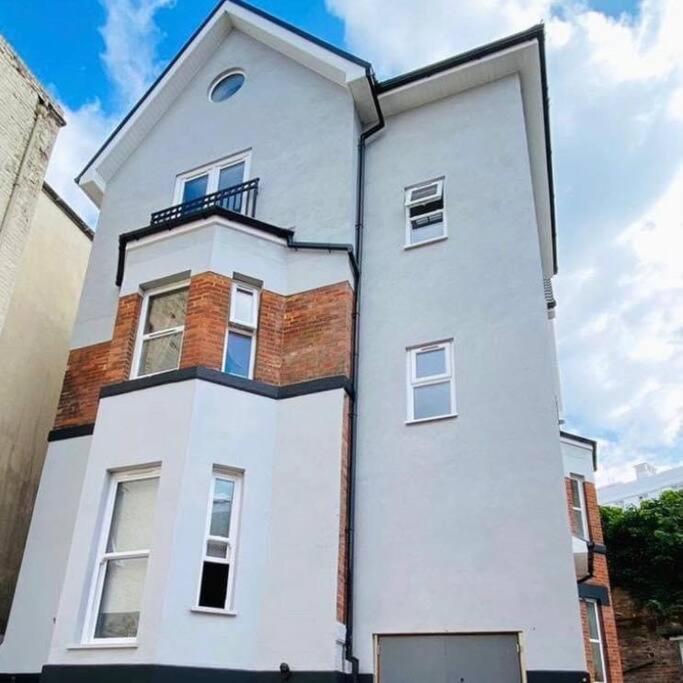 Large, Newly Renovated, Three Bedroom Town Centre Split Level Apartment With Free Parking, Sleeps Seven - Walking Distance To Beach ボーンマス エクステリア 写真
