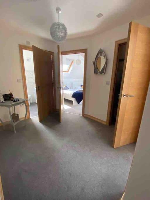 Large, Newly Renovated, Three Bedroom Town Centre Split Level Apartment With Free Parking, Sleeps Seven - Walking Distance To Beach ボーンマス エクステリア 写真