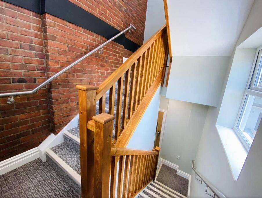 Large, Newly Renovated, Three Bedroom Town Centre Split Level Apartment With Free Parking, Sleeps Seven - Walking Distance To Beach ボーンマス エクステリア 写真