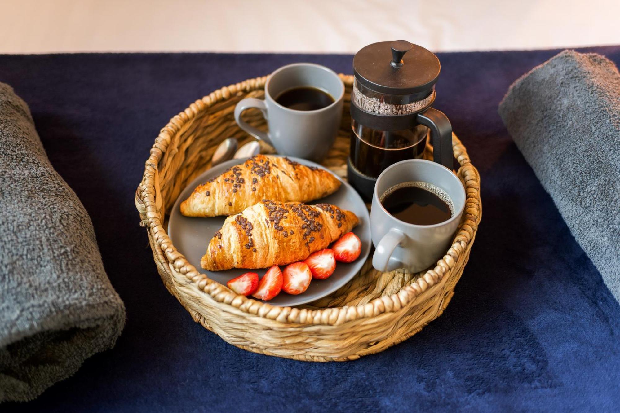 Large, Newly Renovated, Three Bedroom Town Centre Split Level Apartment With Free Parking, Sleeps Seven - Walking Distance To Beach ボーンマス エクステリア 写真