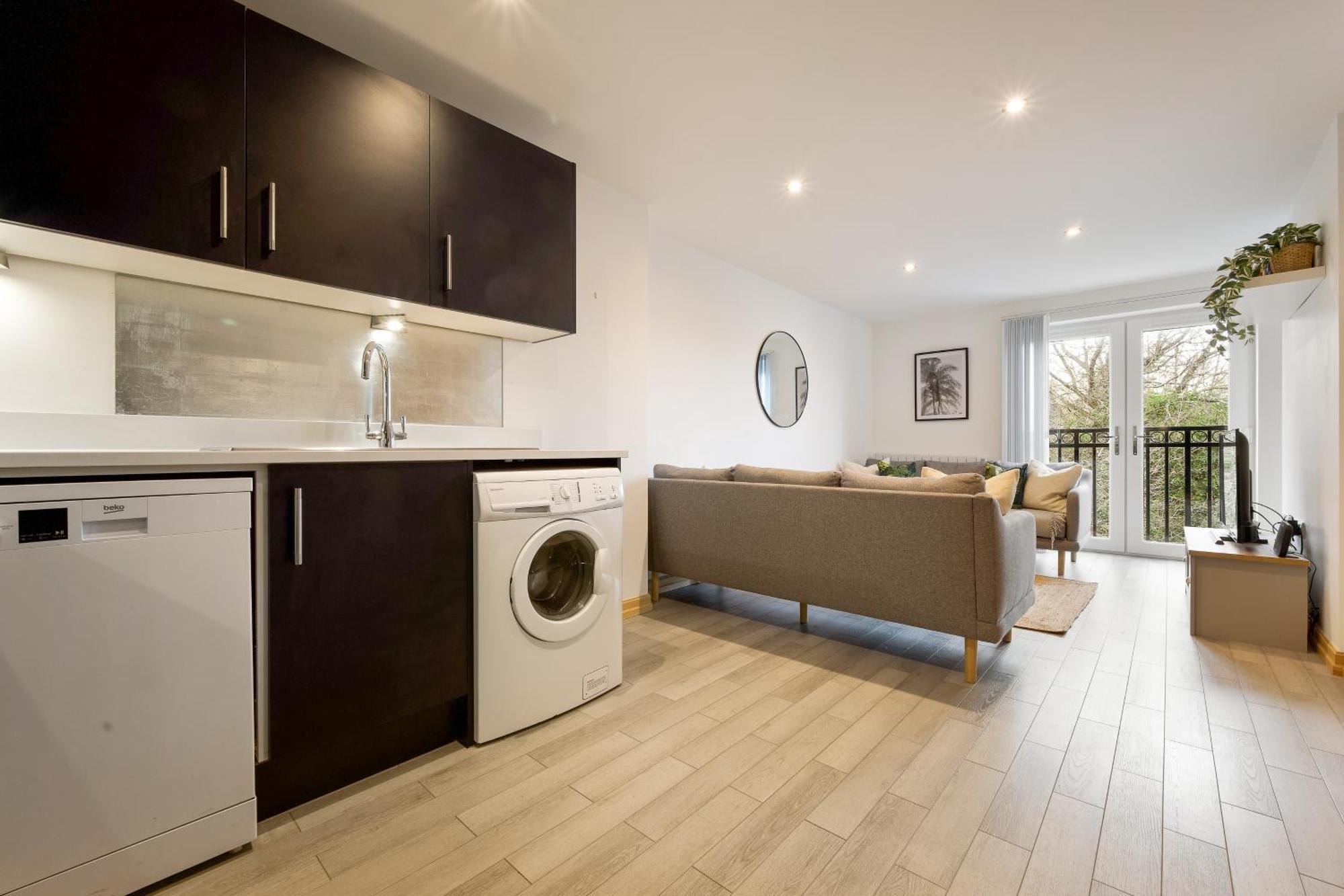 Large, Newly Renovated, Three Bedroom Town Centre Split Level Apartment With Free Parking, Sleeps Seven - Walking Distance To Beach ボーンマス エクステリア 写真