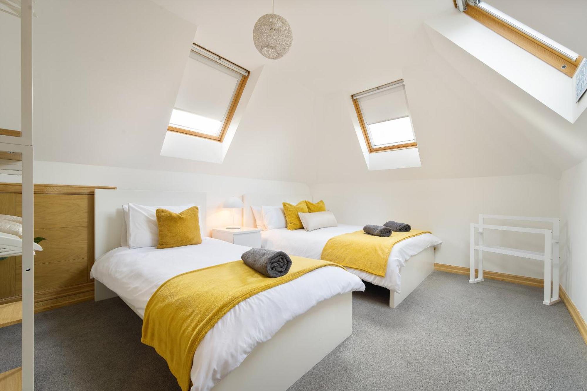 Large, Newly Renovated, Three Bedroom Town Centre Split Level Apartment With Free Parking, Sleeps Seven - Walking Distance To Beach ボーンマス エクステリア 写真