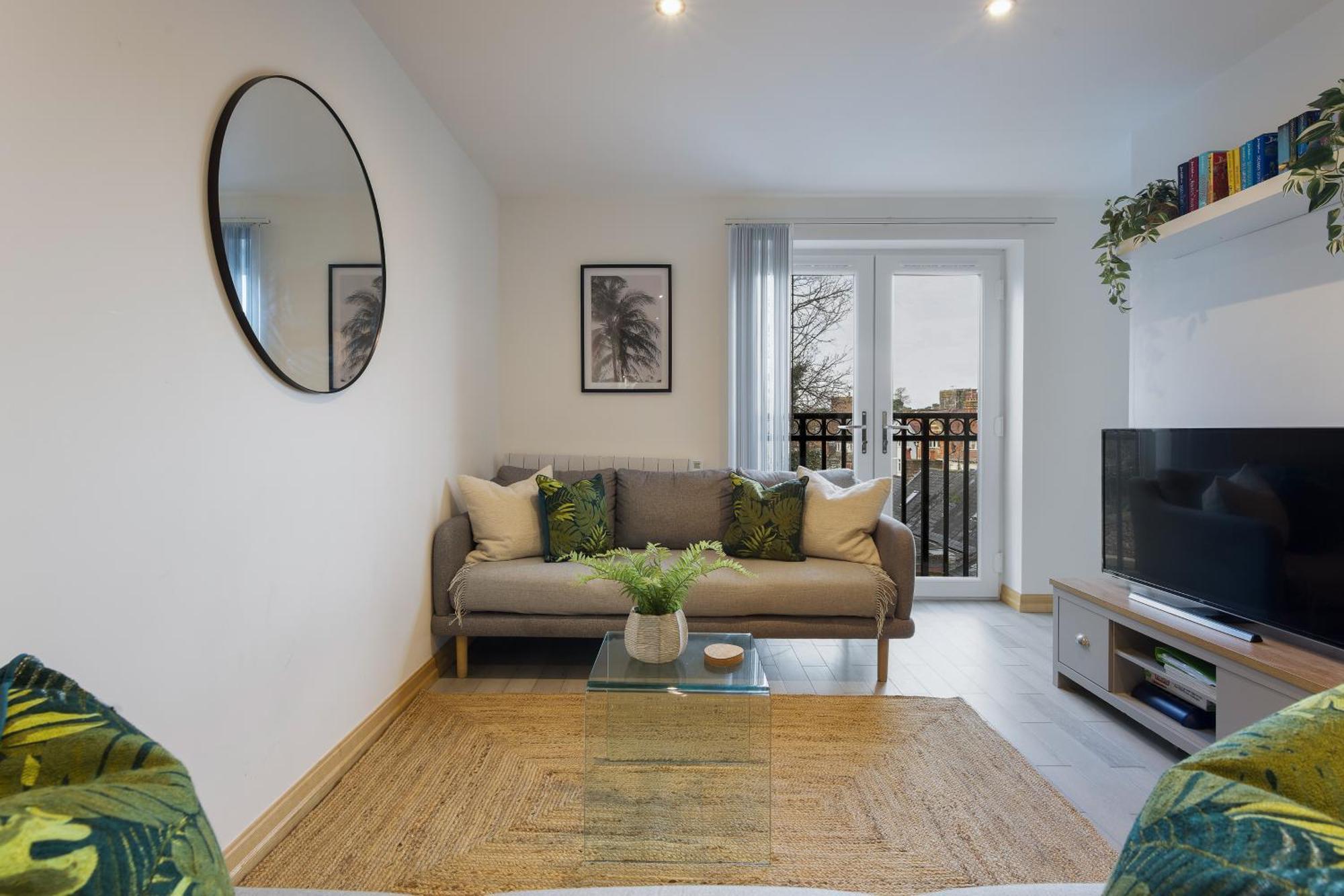 Large, Newly Renovated, Three Bedroom Town Centre Split Level Apartment With Free Parking, Sleeps Seven - Walking Distance To Beach ボーンマス エクステリア 写真