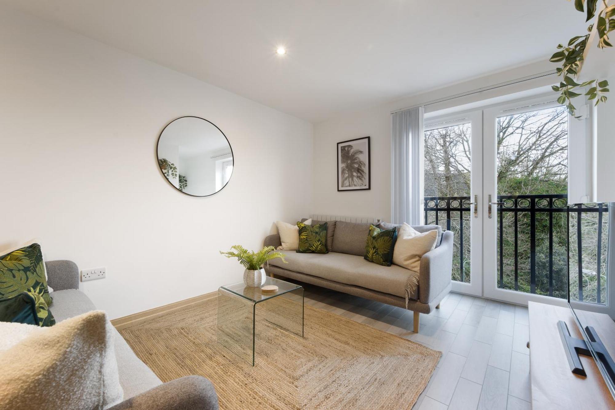 Large, Newly Renovated, Three Bedroom Town Centre Split Level Apartment With Free Parking, Sleeps Seven - Walking Distance To Beach ボーンマス エクステリア 写真