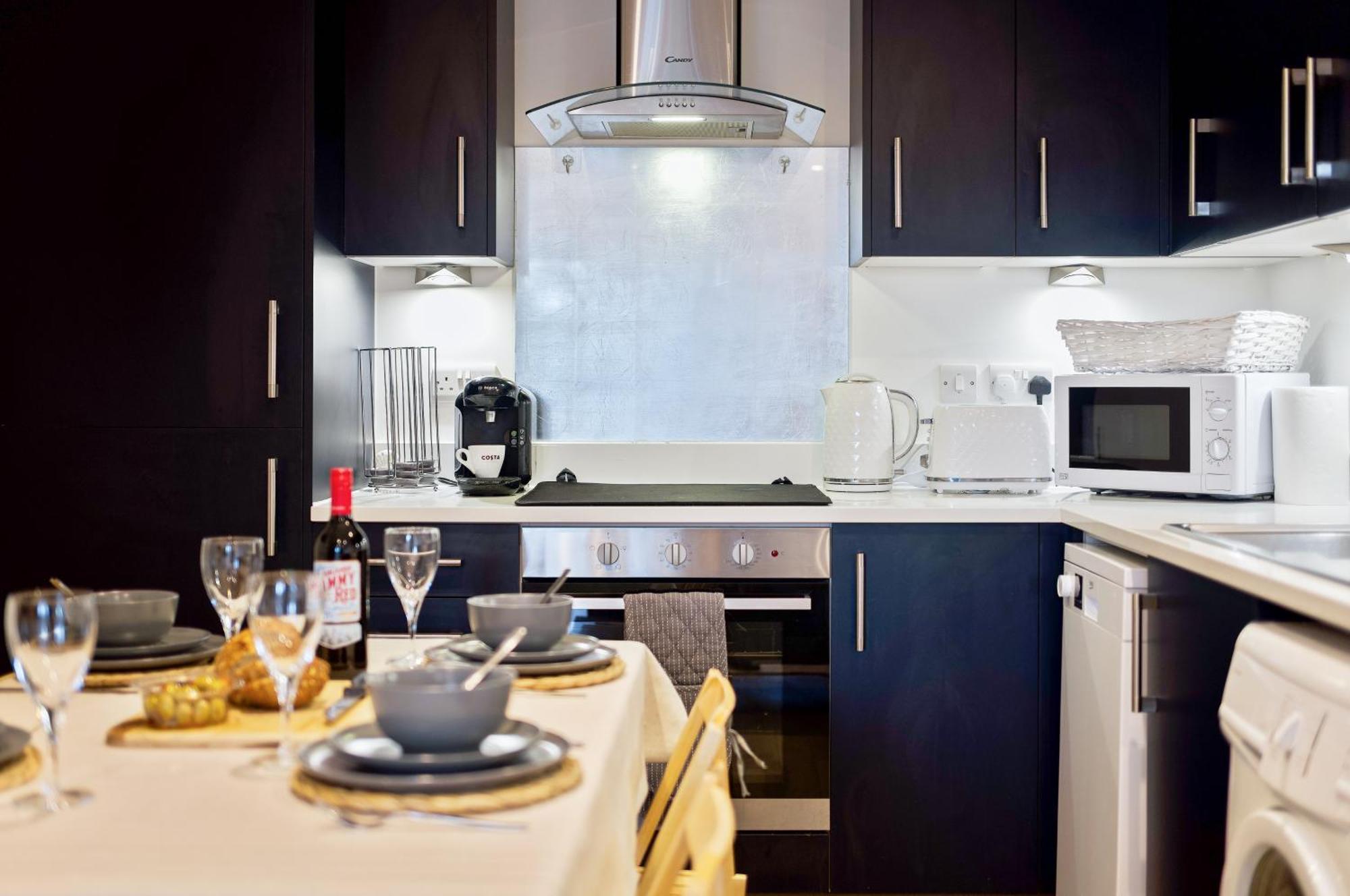 Large, Newly Renovated, Three Bedroom Town Centre Split Level Apartment With Free Parking, Sleeps Seven - Walking Distance To Beach ボーンマス エクステリア 写真