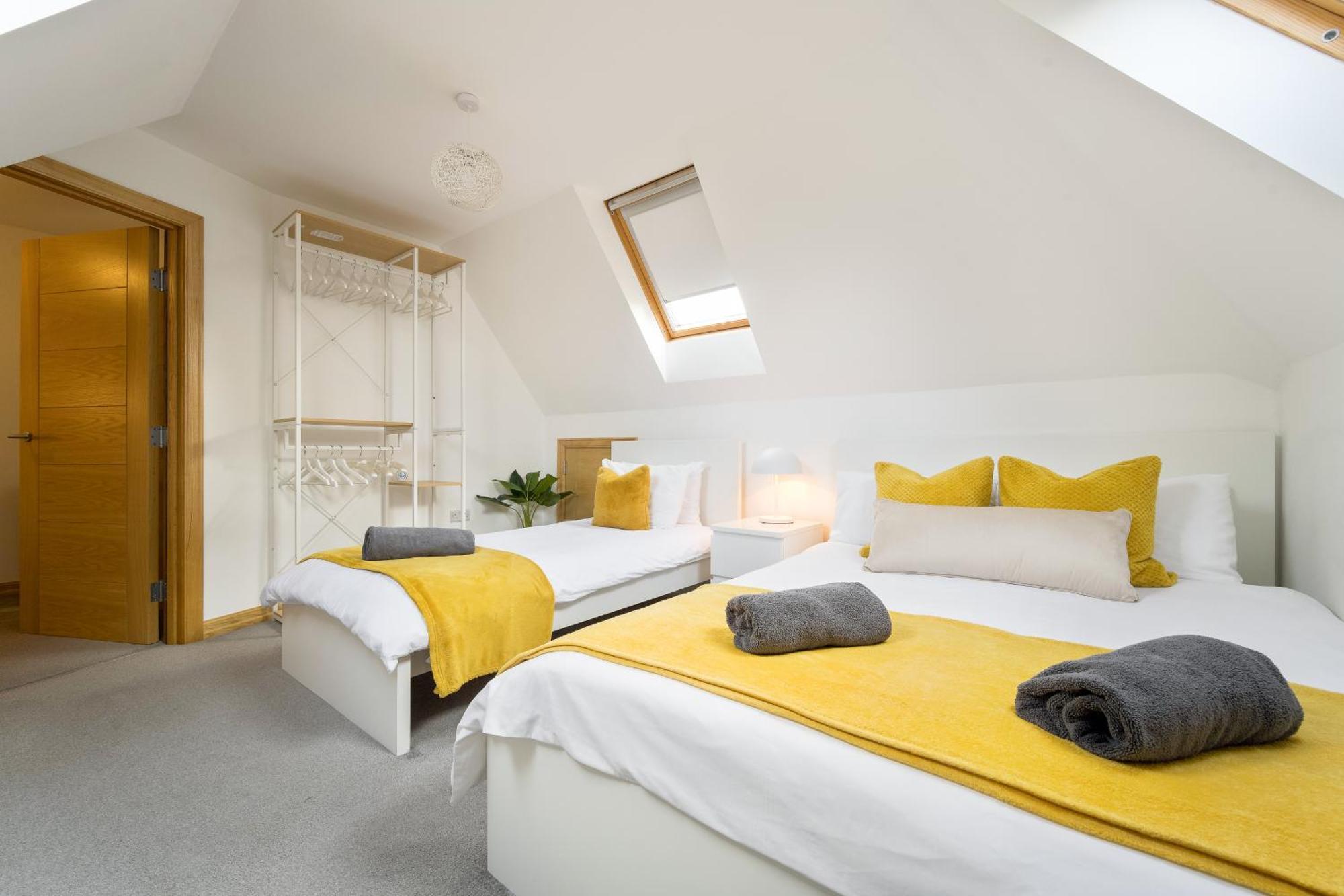 Large, Newly Renovated, Three Bedroom Town Centre Split Level Apartment With Free Parking, Sleeps Seven - Walking Distance To Beach ボーンマス エクステリア 写真