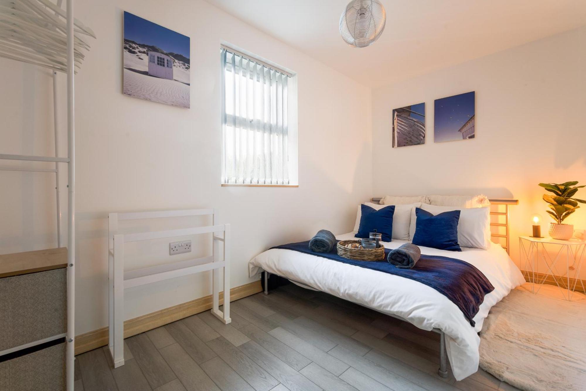 Large, Newly Renovated, Three Bedroom Town Centre Split Level Apartment With Free Parking, Sleeps Seven - Walking Distance To Beach ボーンマス エクステリア 写真