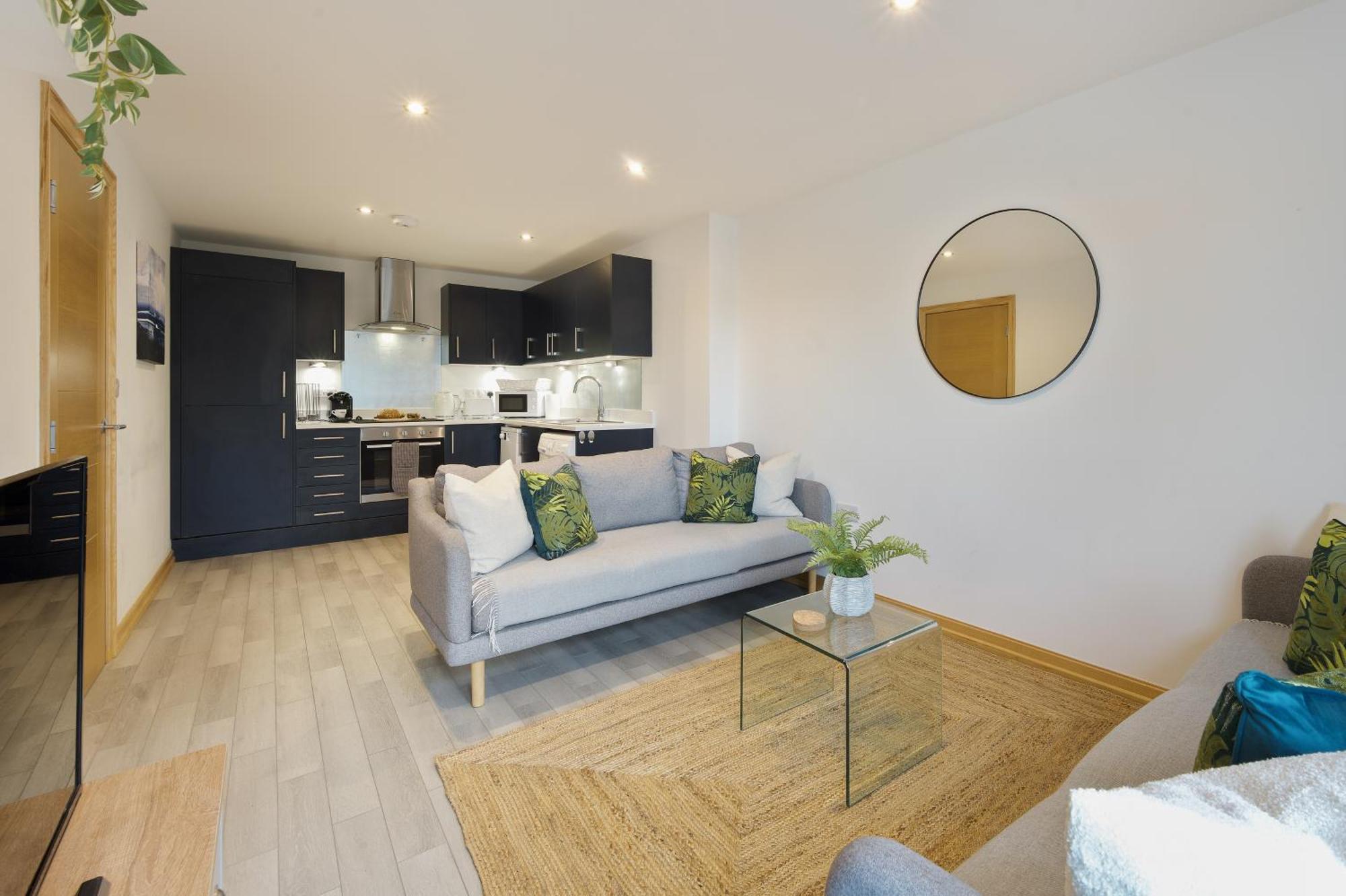 Large, Newly Renovated, Three Bedroom Town Centre Split Level Apartment With Free Parking, Sleeps Seven - Walking Distance To Beach ボーンマス エクステリア 写真