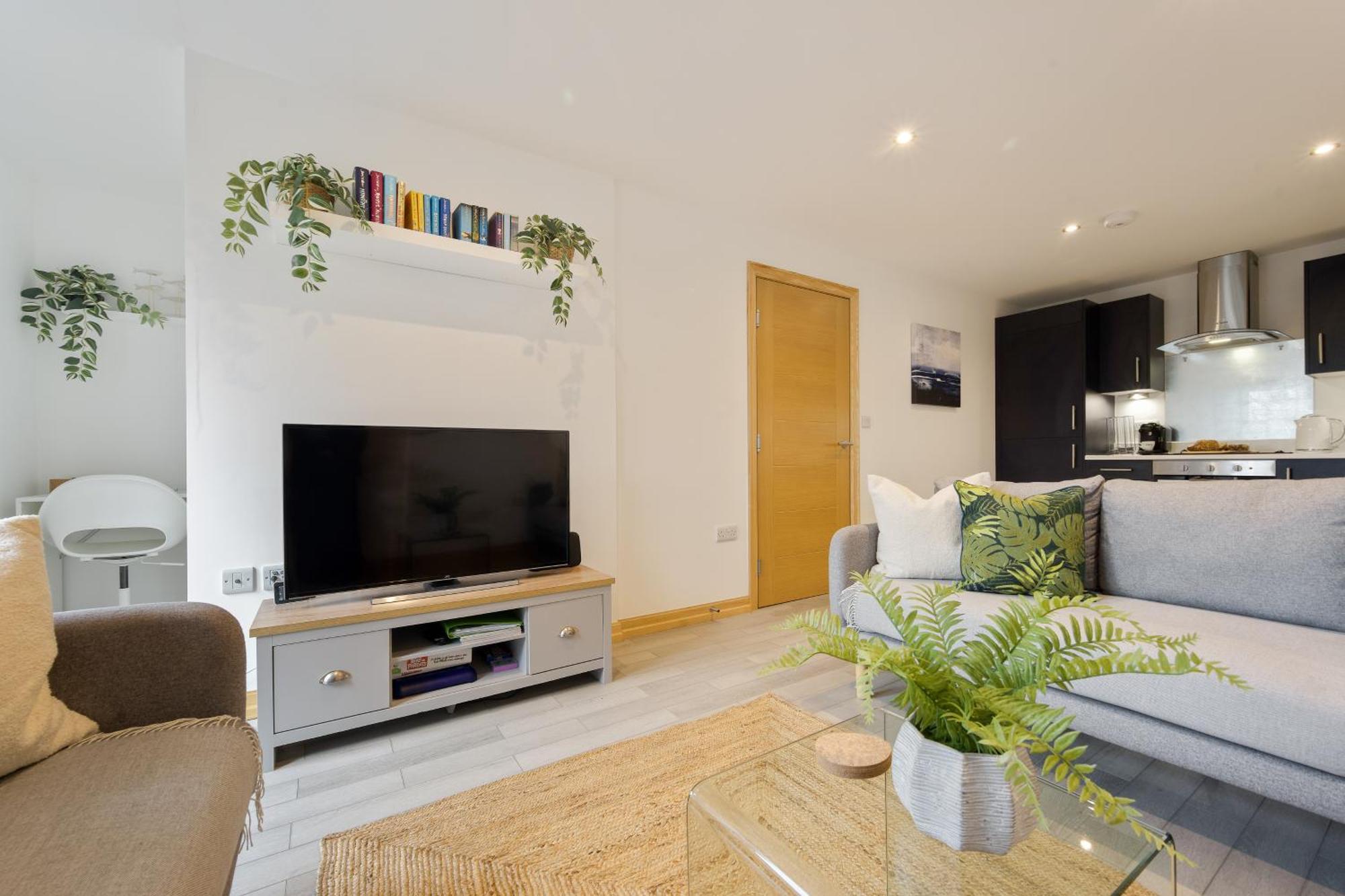 Large, Newly Renovated, Three Bedroom Town Centre Split Level Apartment With Free Parking, Sleeps Seven - Walking Distance To Beach ボーンマス エクステリア 写真