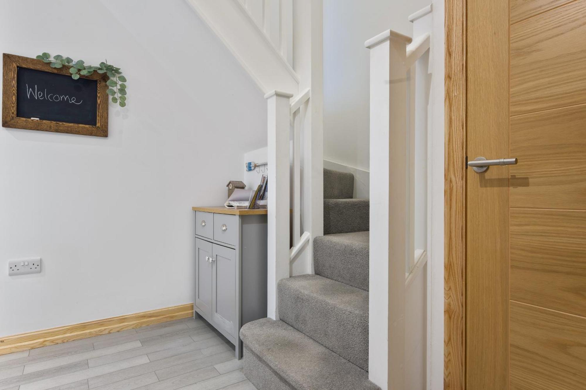 Large, Newly Renovated, Three Bedroom Town Centre Split Level Apartment With Free Parking, Sleeps Seven - Walking Distance To Beach ボーンマス エクステリア 写真