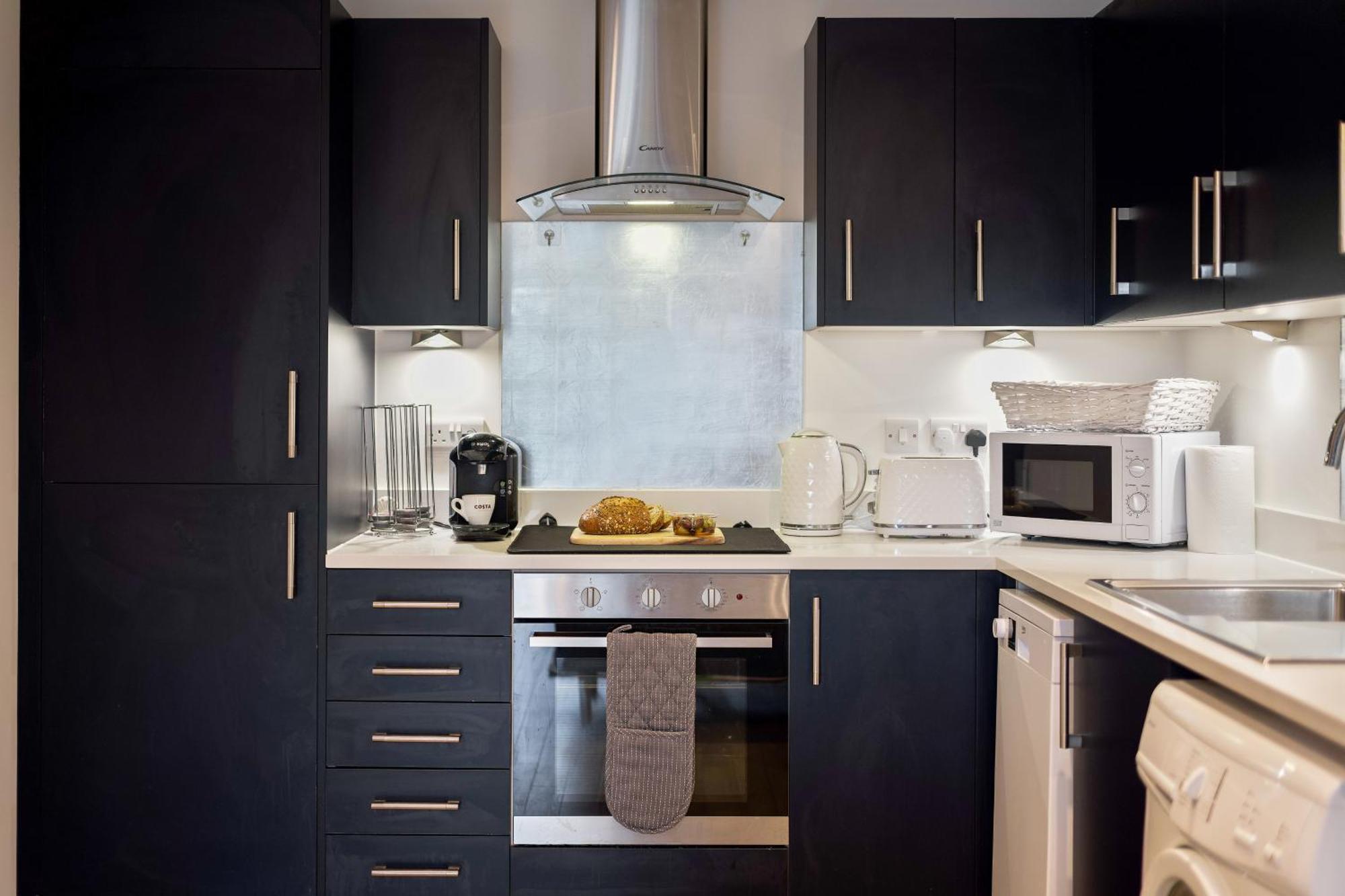 Large, Newly Renovated, Three Bedroom Town Centre Split Level Apartment With Free Parking, Sleeps Seven - Walking Distance To Beach ボーンマス エクステリア 写真