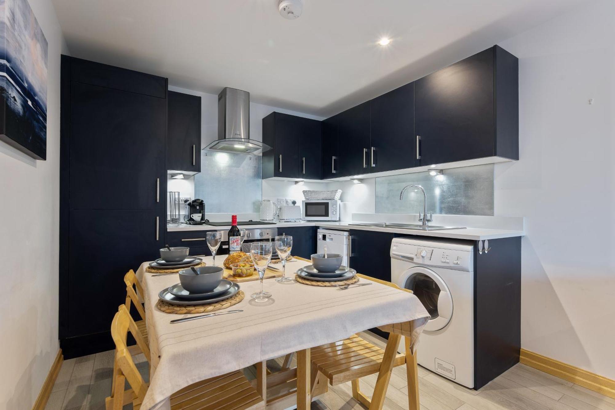 Large, Newly Renovated, Three Bedroom Town Centre Split Level Apartment With Free Parking, Sleeps Seven - Walking Distance To Beach ボーンマス エクステリア 写真