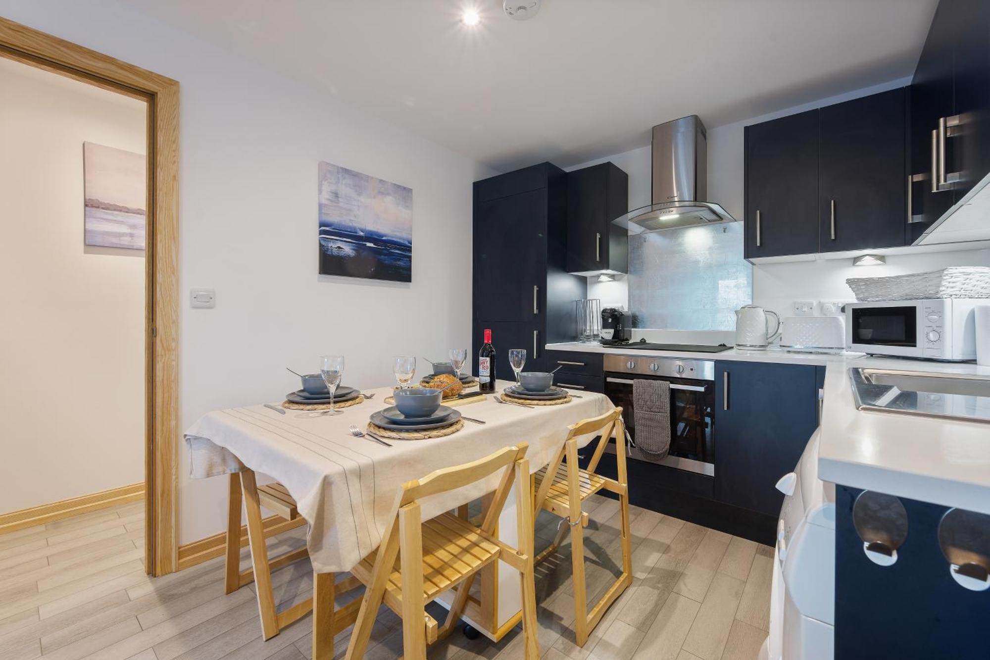 Large, Newly Renovated, Three Bedroom Town Centre Split Level Apartment With Free Parking, Sleeps Seven - Walking Distance To Beach ボーンマス エクステリア 写真
