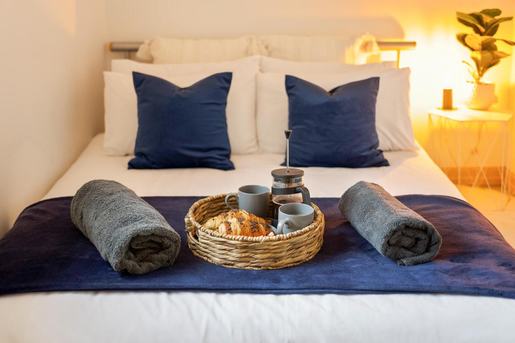 Large, Newly Renovated, Three Bedroom Town Centre Split Level Apartment With Free Parking, Sleeps Seven - Walking Distance To Beach ボーンマス エクステリア 写真