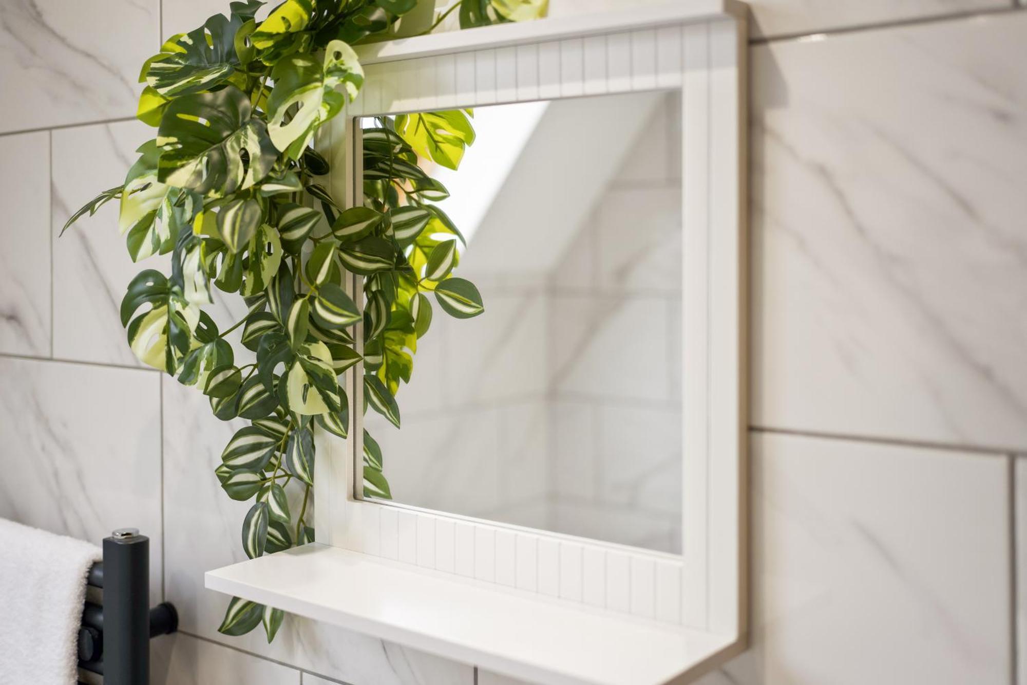 Large, Newly Renovated, Three Bedroom Town Centre Split Level Apartment With Free Parking, Sleeps Seven - Walking Distance To Beach ボーンマス エクステリア 写真