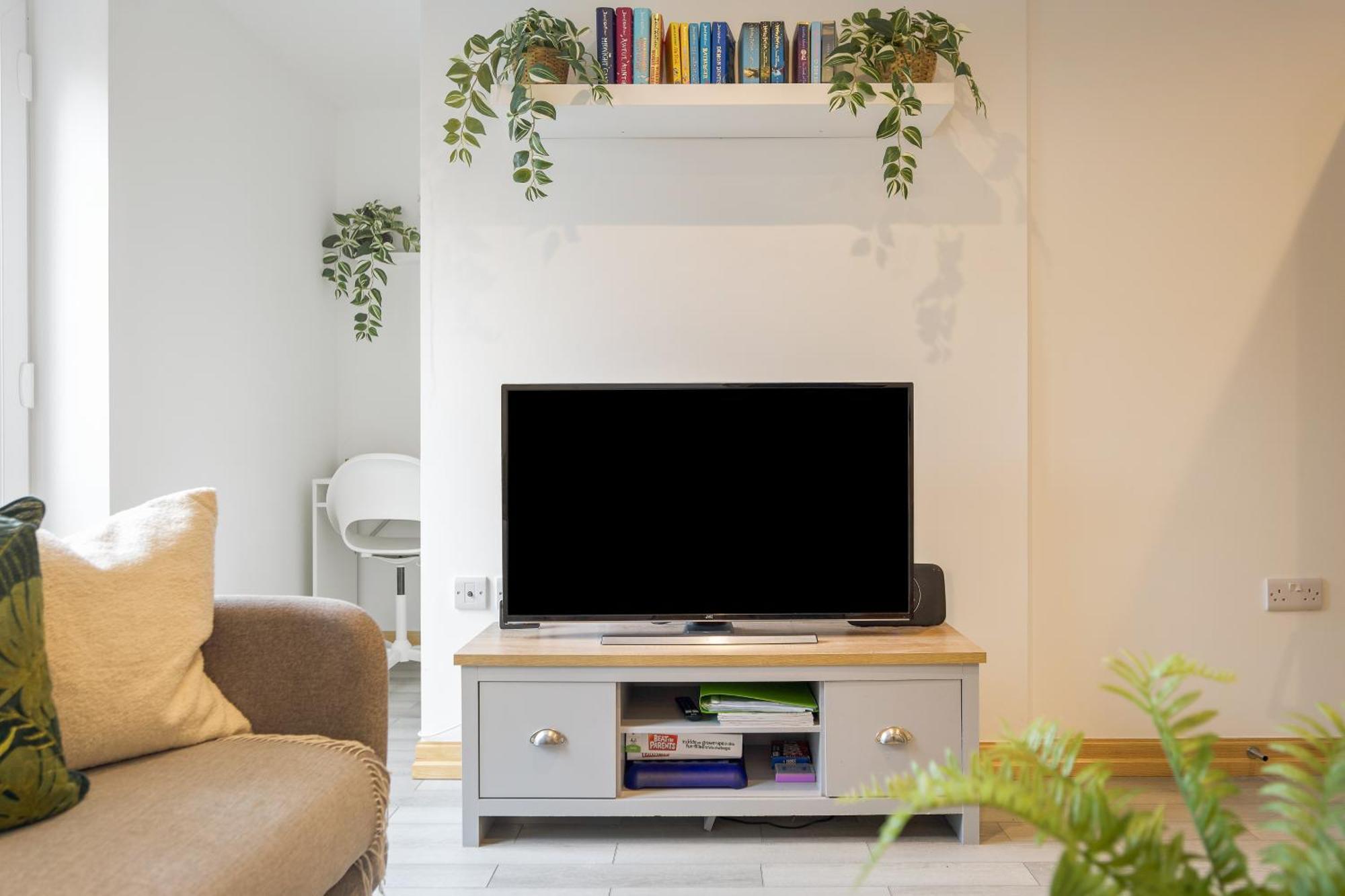 Large, Newly Renovated, Three Bedroom Town Centre Split Level Apartment With Free Parking, Sleeps Seven - Walking Distance To Beach ボーンマス エクステリア 写真