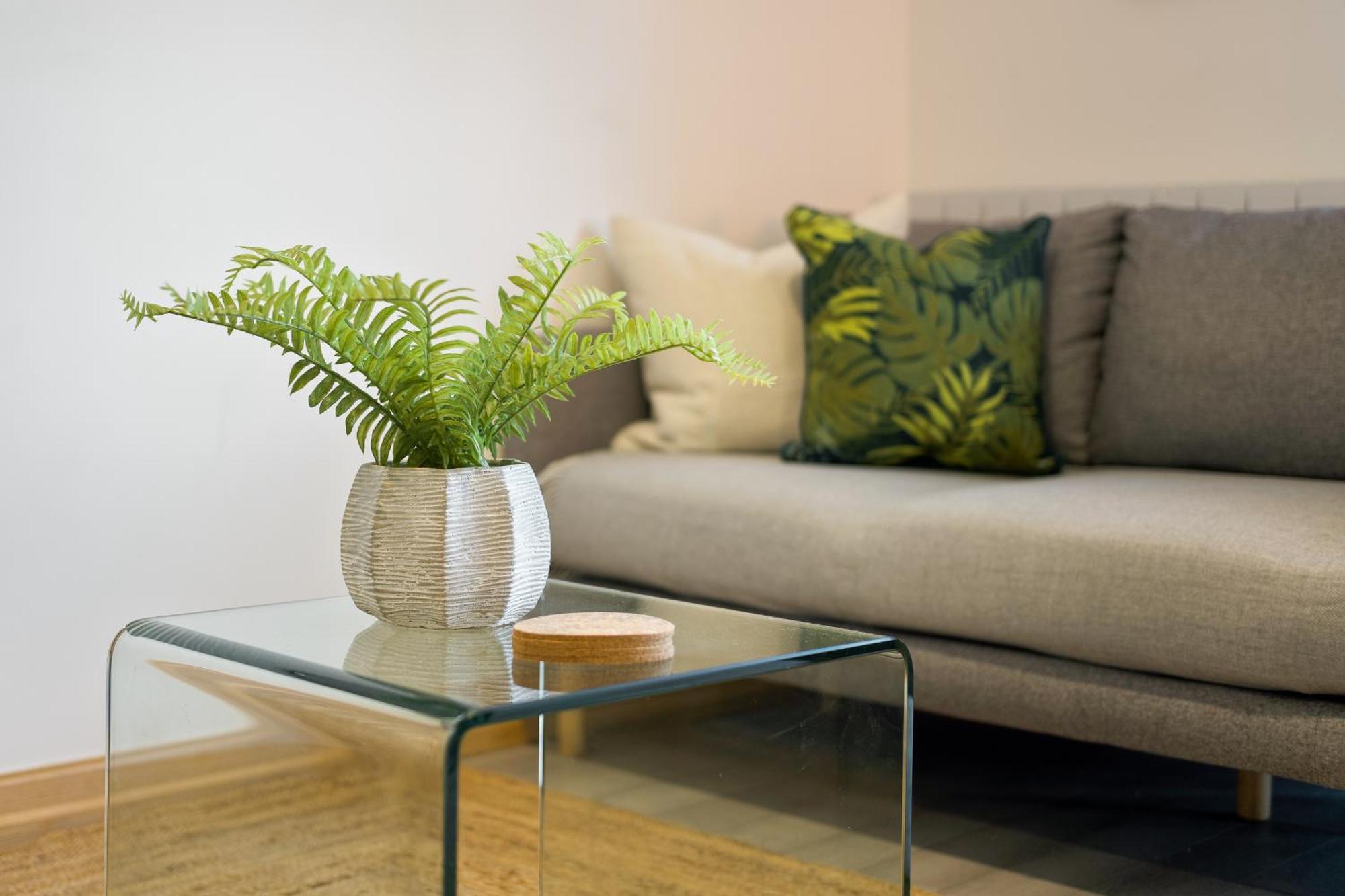 Large, Newly Renovated, Three Bedroom Town Centre Split Level Apartment With Free Parking, Sleeps Seven - Walking Distance To Beach ボーンマス エクステリア 写真