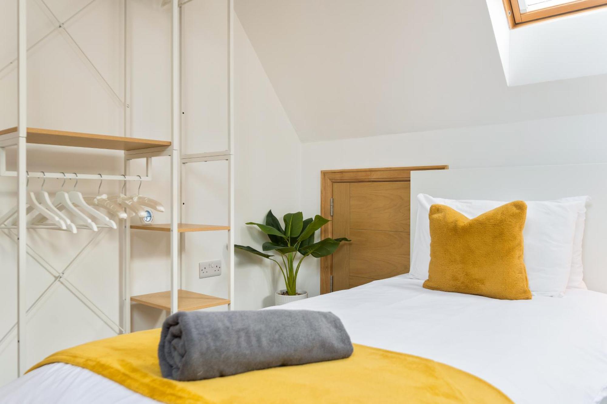 Large, Newly Renovated, Three Bedroom Town Centre Split Level Apartment With Free Parking, Sleeps Seven - Walking Distance To Beach ボーンマス エクステリア 写真