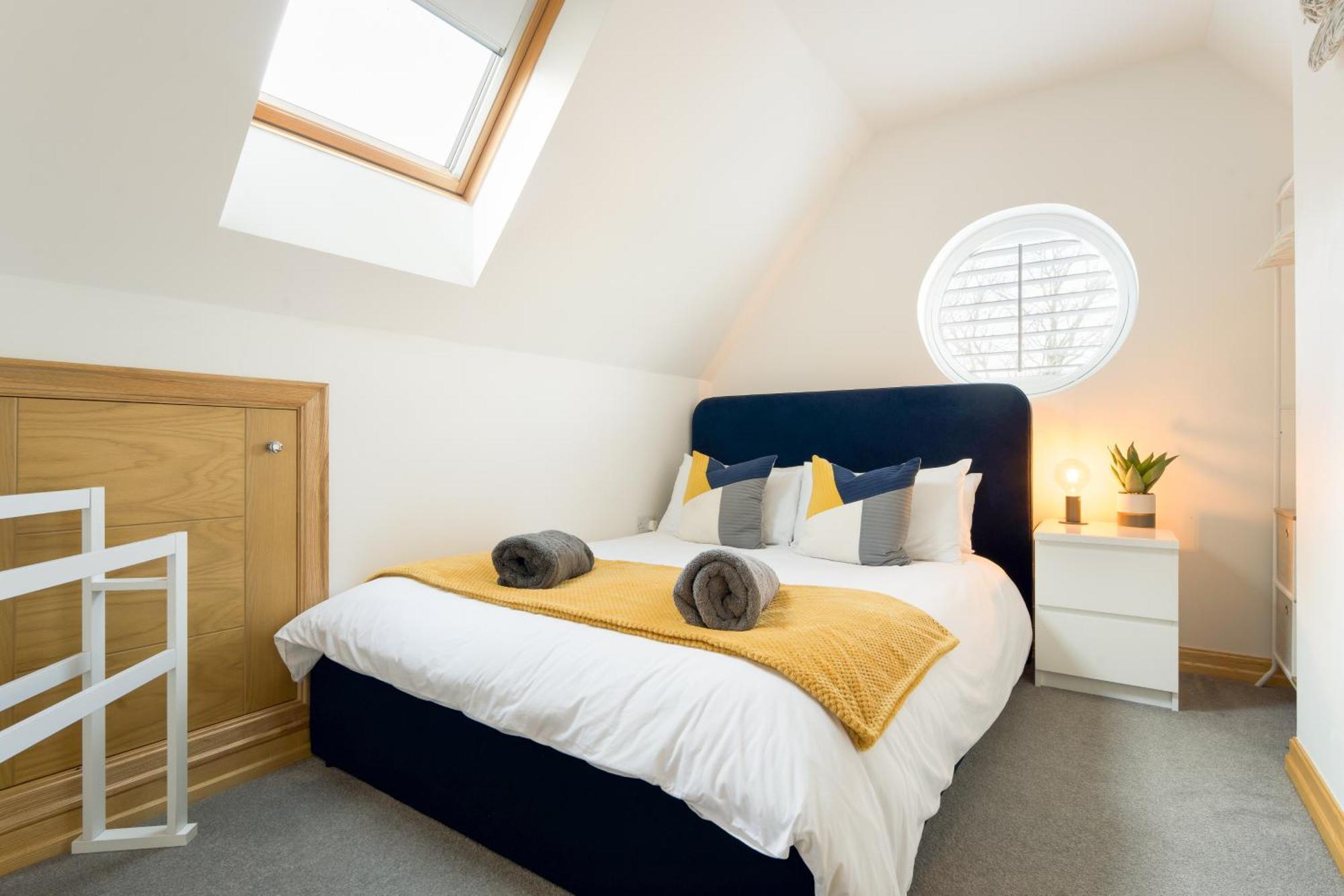 Large, Newly Renovated, Three Bedroom Town Centre Split Level Apartment With Free Parking, Sleeps Seven - Walking Distance To Beach ボーンマス エクステリア 写真