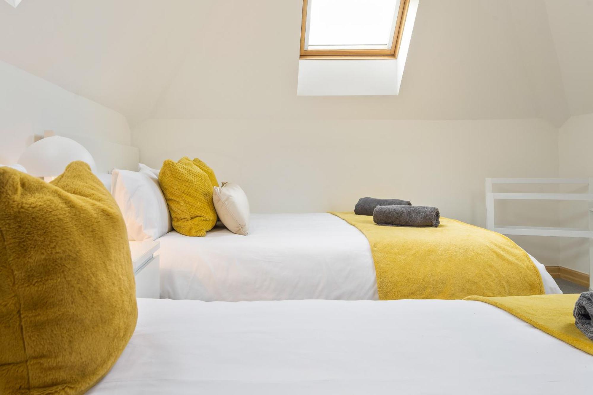 Large, Newly Renovated, Three Bedroom Town Centre Split Level Apartment With Free Parking, Sleeps Seven - Walking Distance To Beach ボーンマス エクステリア 写真