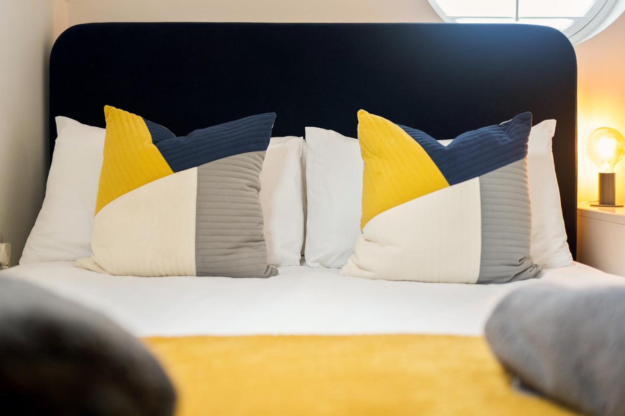 Large, Newly Renovated, Three Bedroom Town Centre Split Level Apartment With Free Parking, Sleeps Seven - Walking Distance To Beach ボーンマス エクステリア 写真