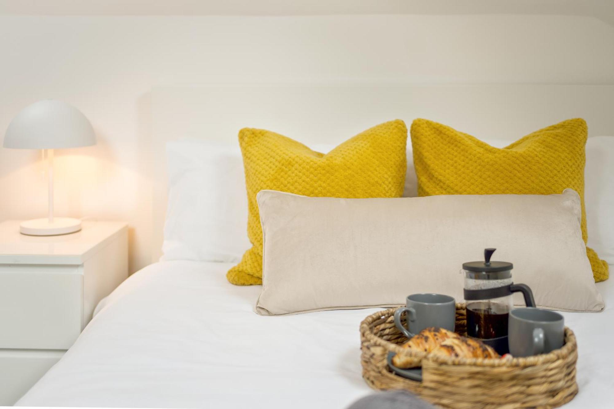 Large, Newly Renovated, Three Bedroom Town Centre Split Level Apartment With Free Parking, Sleeps Seven - Walking Distance To Beach ボーンマス エクステリア 写真
