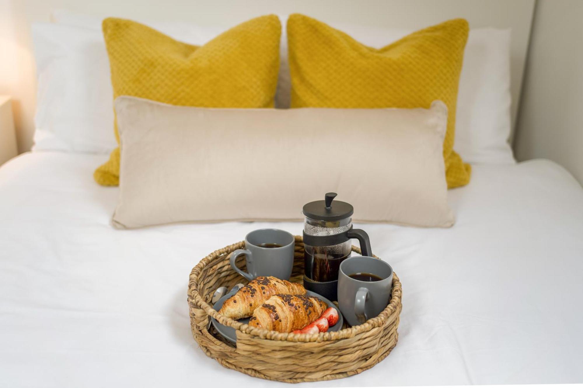 Large, Newly Renovated, Three Bedroom Town Centre Split Level Apartment With Free Parking, Sleeps Seven - Walking Distance To Beach ボーンマス エクステリア 写真