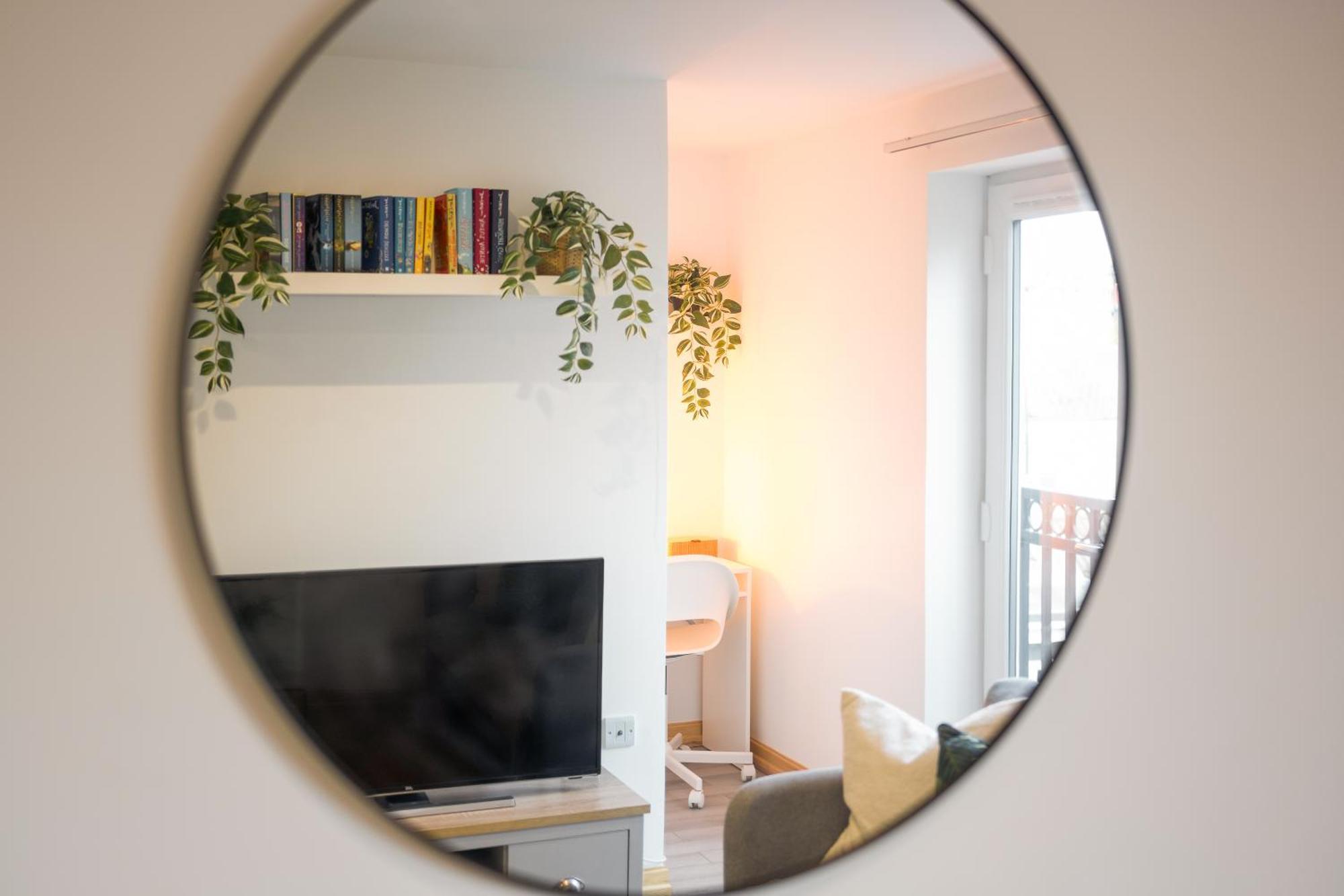 Large, Newly Renovated, Three Bedroom Town Centre Split Level Apartment With Free Parking, Sleeps Seven - Walking Distance To Beach ボーンマス エクステリア 写真