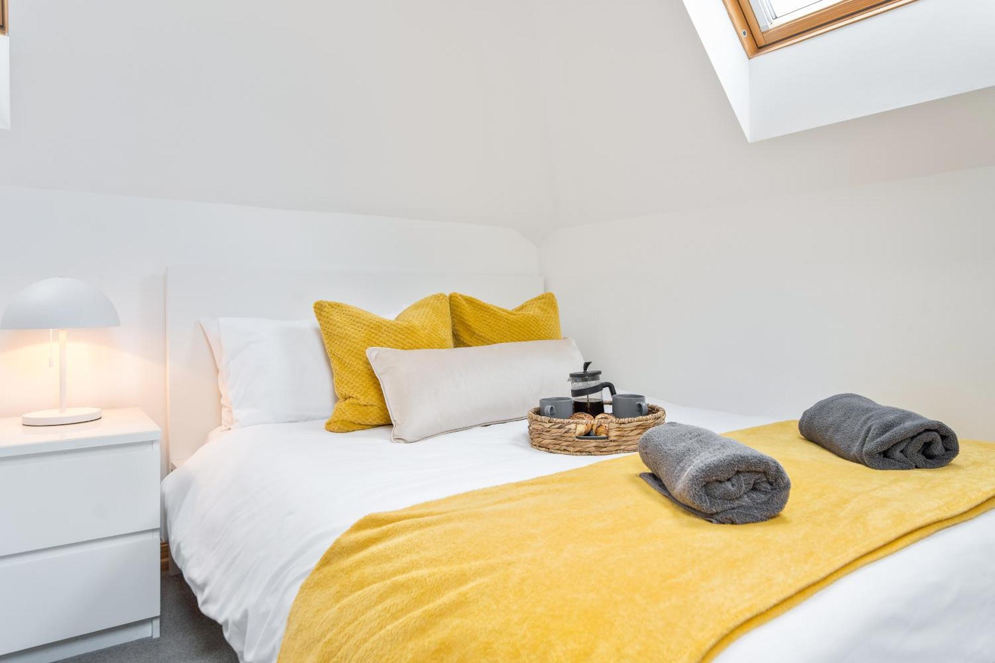Large, Newly Renovated, Three Bedroom Town Centre Split Level Apartment With Free Parking, Sleeps Seven - Walking Distance To Beach ボーンマス エクステリア 写真