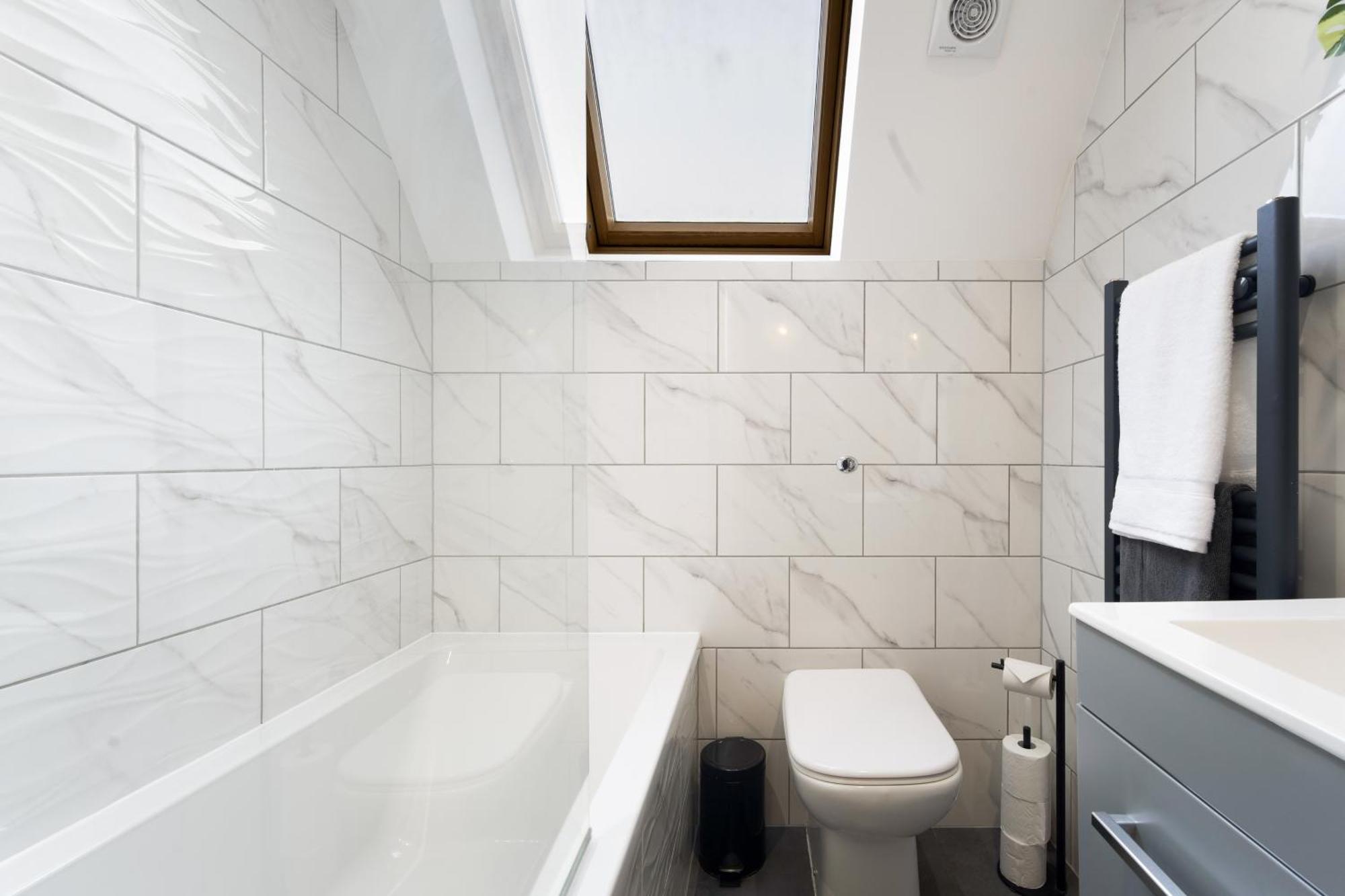 Large, Newly Renovated, Three Bedroom Town Centre Split Level Apartment With Free Parking, Sleeps Seven - Walking Distance To Beach ボーンマス エクステリア 写真